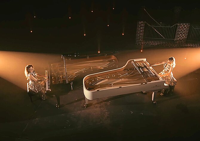 Foto von Queenz of Piano und zwei Flügeln auf einer Bühne